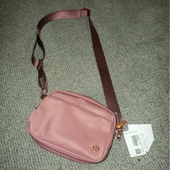 Lululemon Everywhere Crossbody Bag 2L Metal Hardware NWT* - Picture 4 of 6
